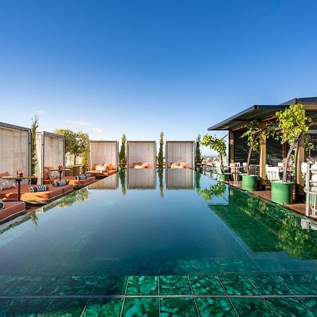 Bless Hotel Madrid - The Leading Hotels Of The World Eksteriør billede The rooftop pool at the hotel